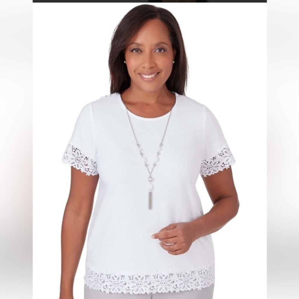 Alfred Dunner NWOT Women's T-Shirt With Lace Border Details White Petite Small